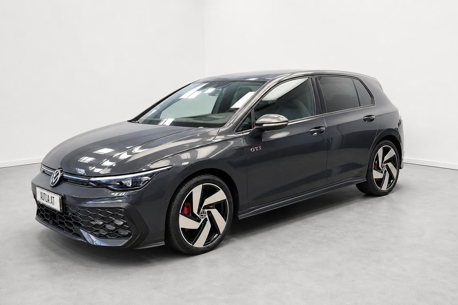 VW Golf GTI grau Frontansicht schraeg im Autohaus