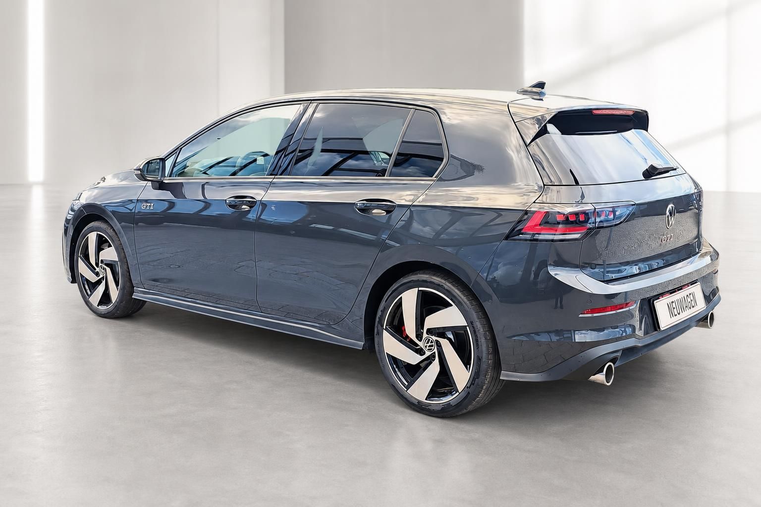VW Golf GTI in grau, Heckansicht mit Spoiler und Doppelendrohr