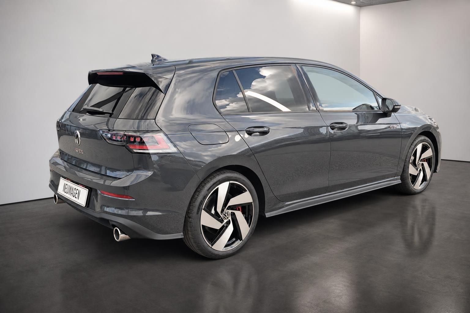 VW Golf GTI grau, Seiten-Heckansicht mit Sportfelgen