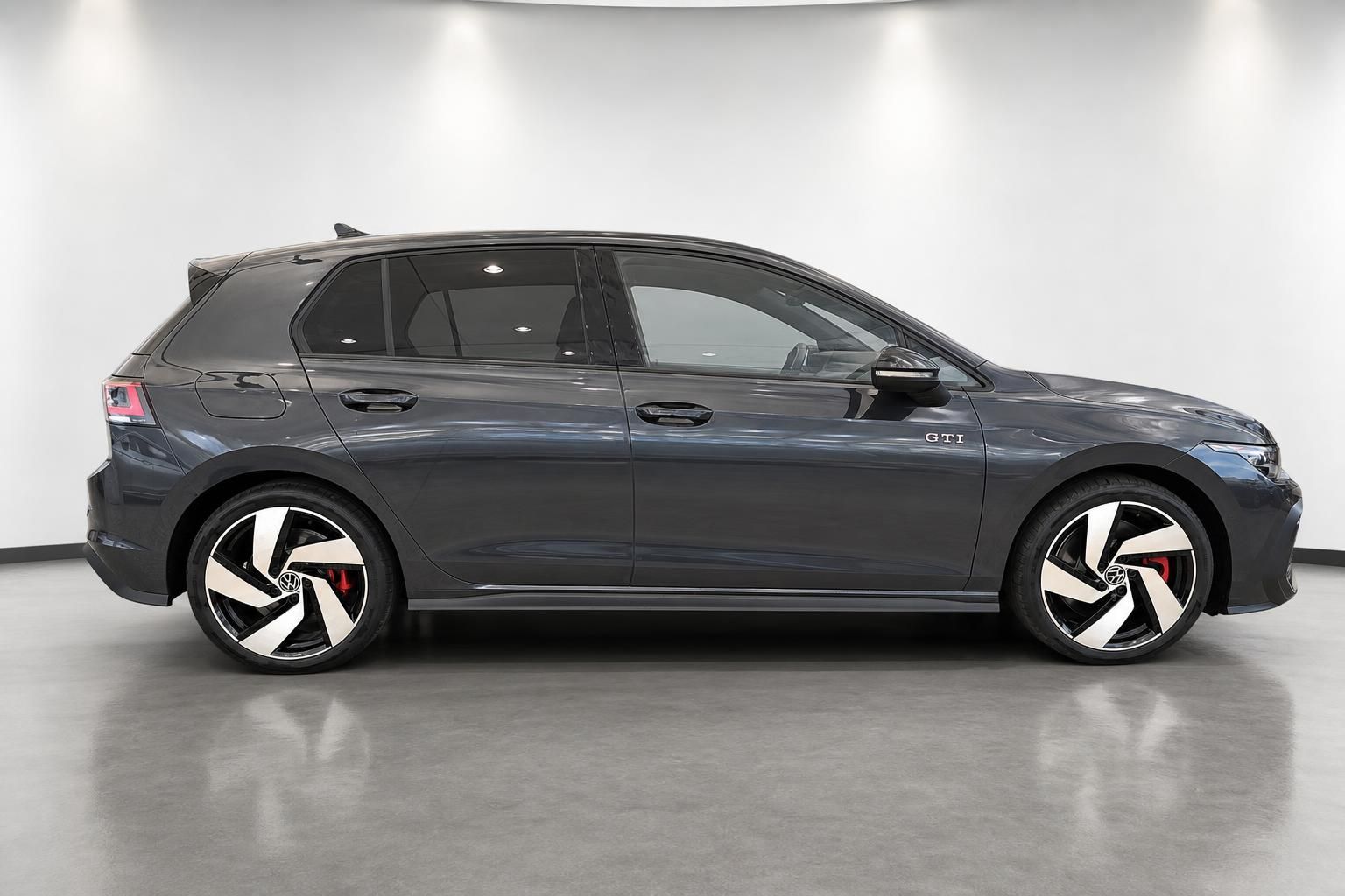 VW Golf GTI grau, Seitenansicht mit Sportfelgen und roten Bremssätteln