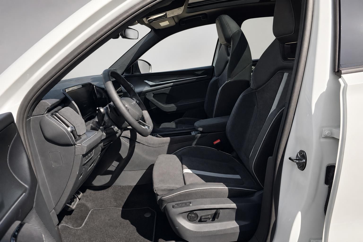 Fahrersitz und Cockpit im Skoda mit schwarzer Sportsitzausstattung