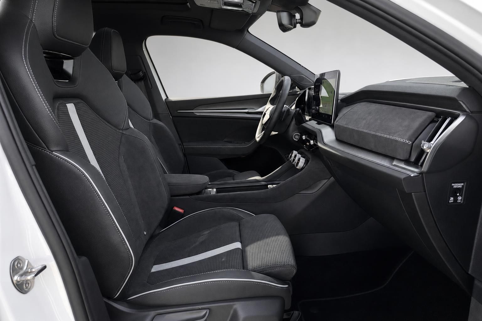 Innenraum Skoda SUV mit schwarzen Sportsitzen und Lederausstattung
