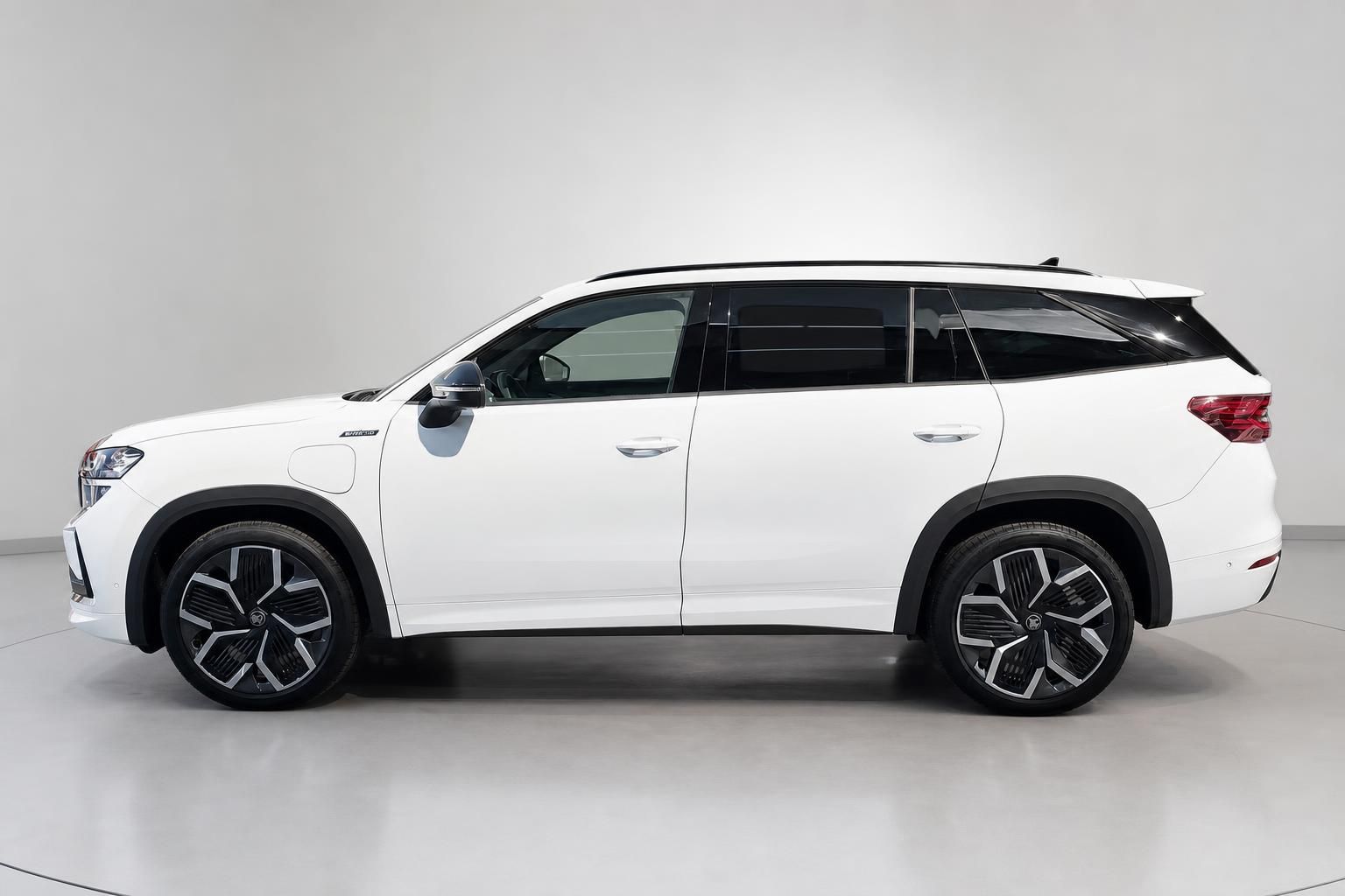 Skoda Kodiaq weiß Seitenansicht SUV Studioaufnahme