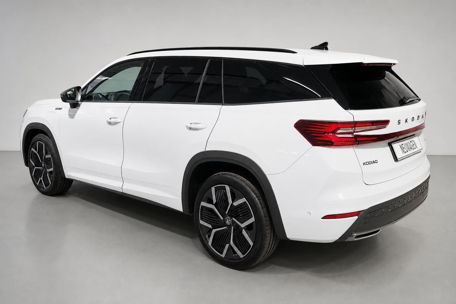 Skoda Kodiaq weiß Heckansicht mit Kennzeichen Neuwagen