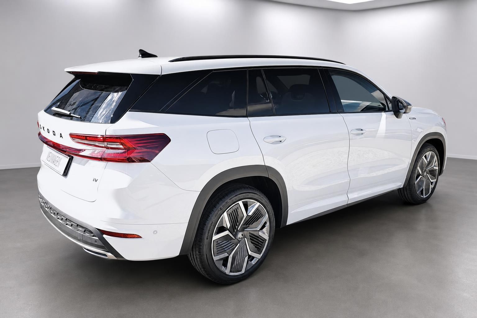 Skoda Kodiaq weiß Heck seitlich SUV Neuwagen Ansicht