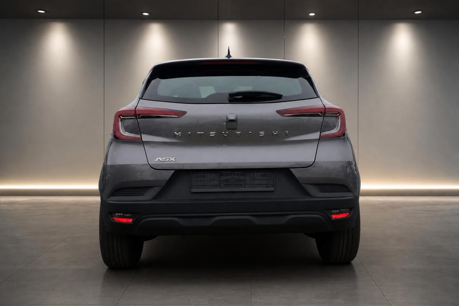 Mitsubishi ASX grau Heckansicht im Showroom mit LED-Rückleuchten