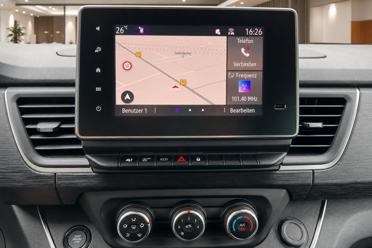 Fahrzeug Infotainment-System mit Navigationskarte und Klimabedienungsknöpfen