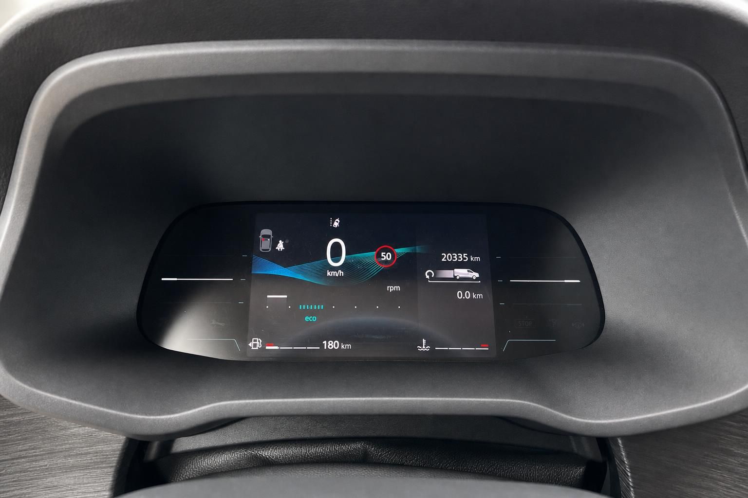 Digitales Armaturenbrett mit Tacho und Navigationsdisplay im Fahrzeug-Cockpit