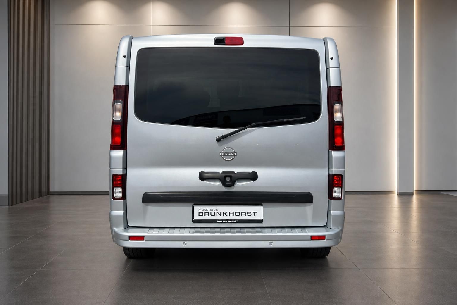 Nissan Kleinbus silber Heckansicht mit Rückleuchten und Heckklappe