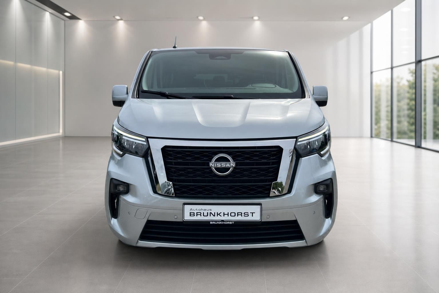 Nissan Kleinbus silber Frontansicht im modernen Showroom - Autohaus Brunkhorst