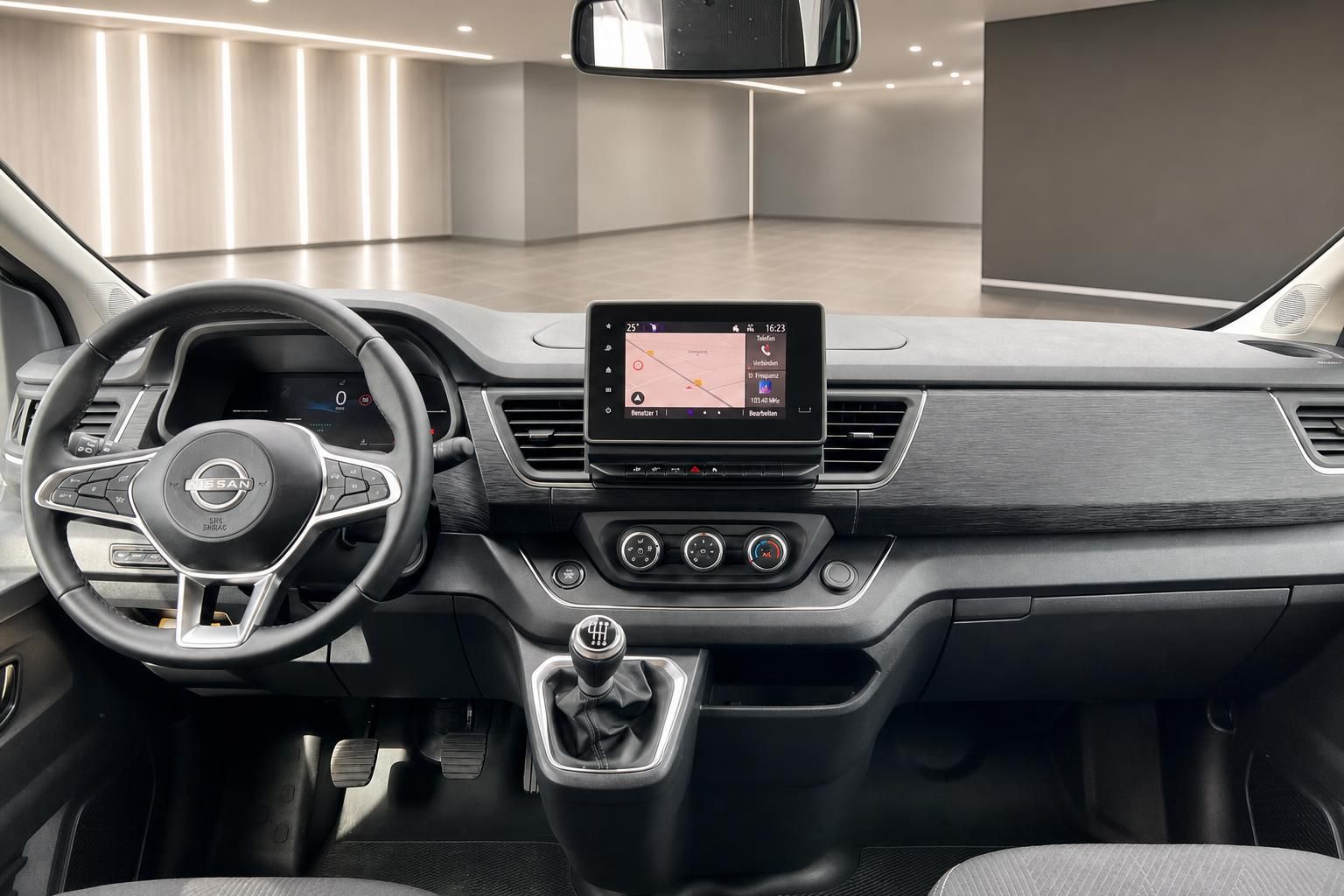 Nissan Kleinbus Armaturenbrett mit Touchscreen-Navi und Klimaanlage