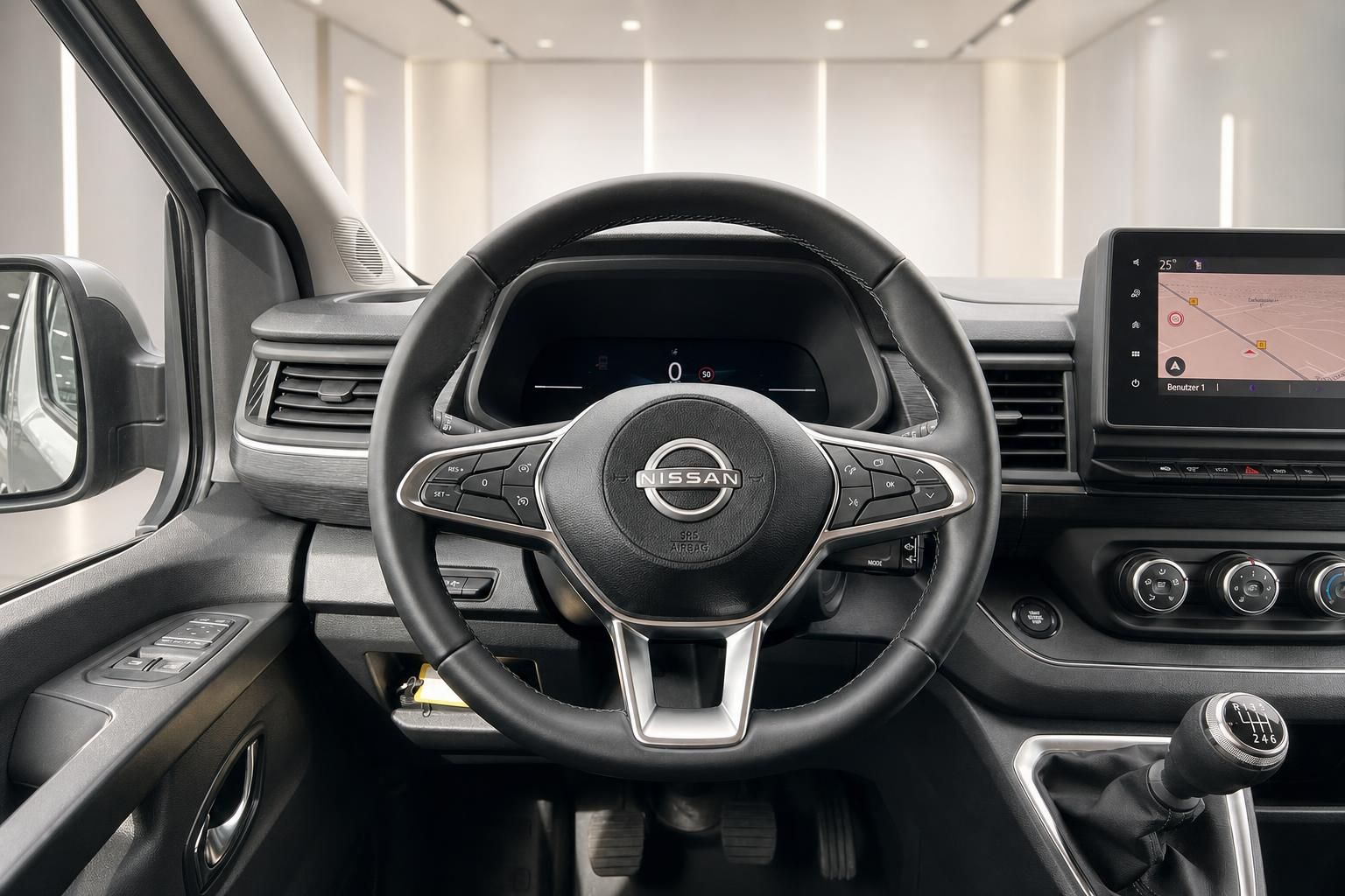 Nissan Fahrzeug Innenraum mit Lenkrad, Armaturenbrett und Touchscreen-Display