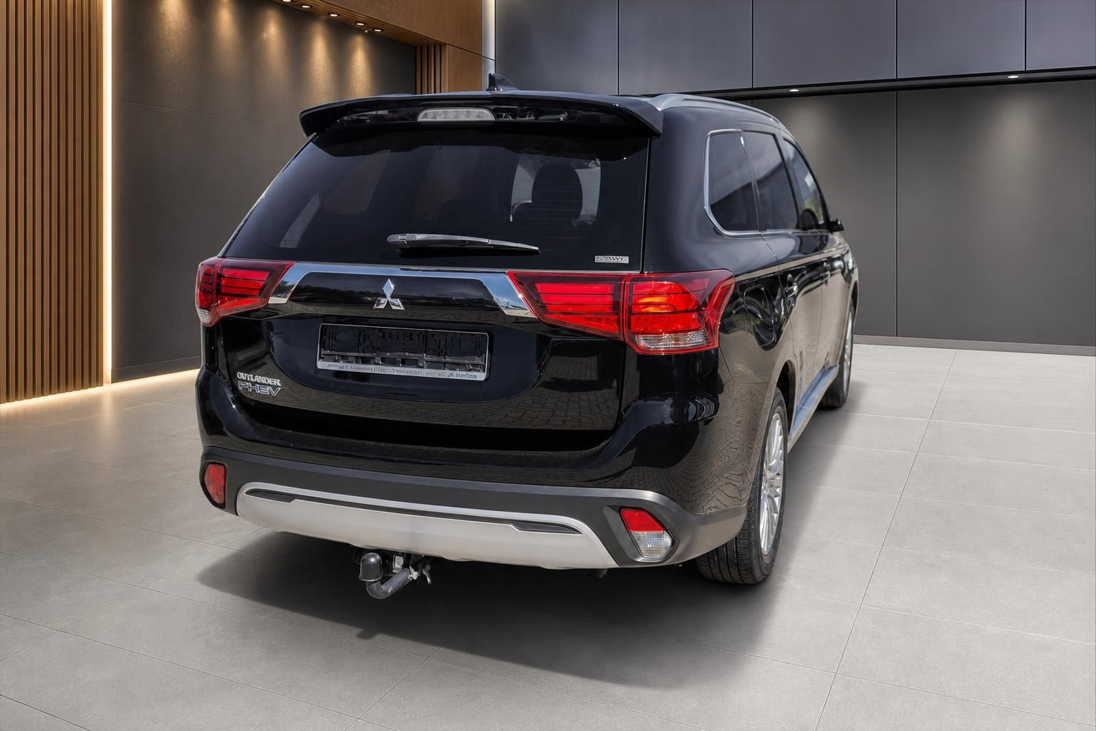 Mitsubishi Outlander PHEV schwarz Heckansicht in Ausstellung