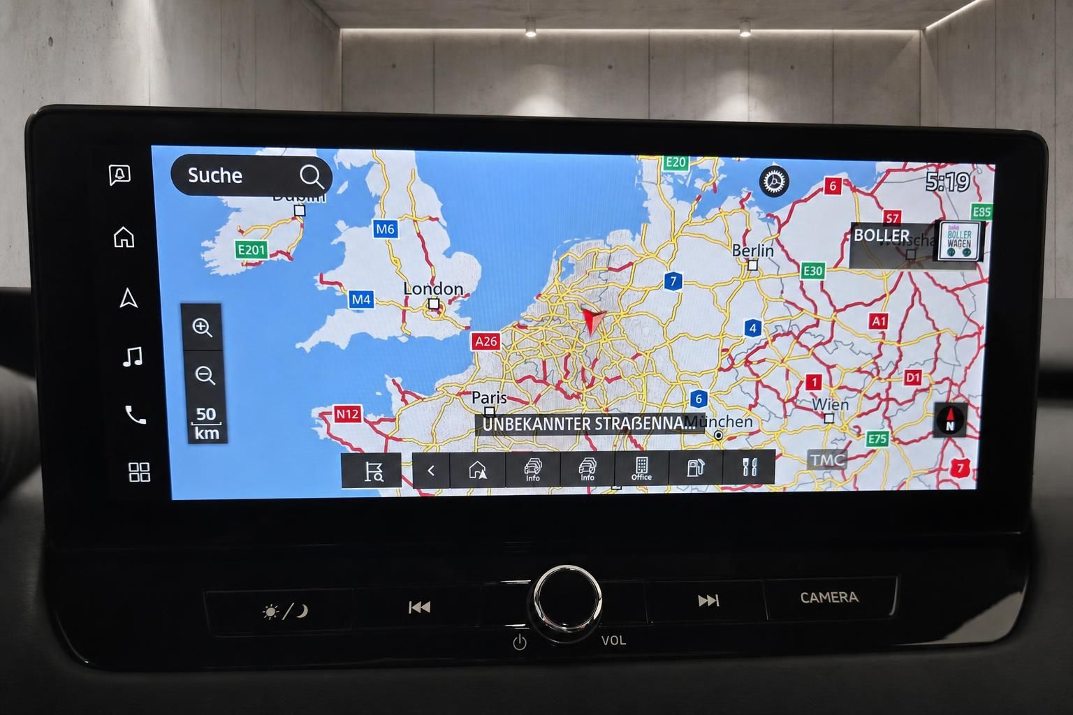 Navigationssystem mit Kartenansicht im Fahrzeug-Infotainment-Display