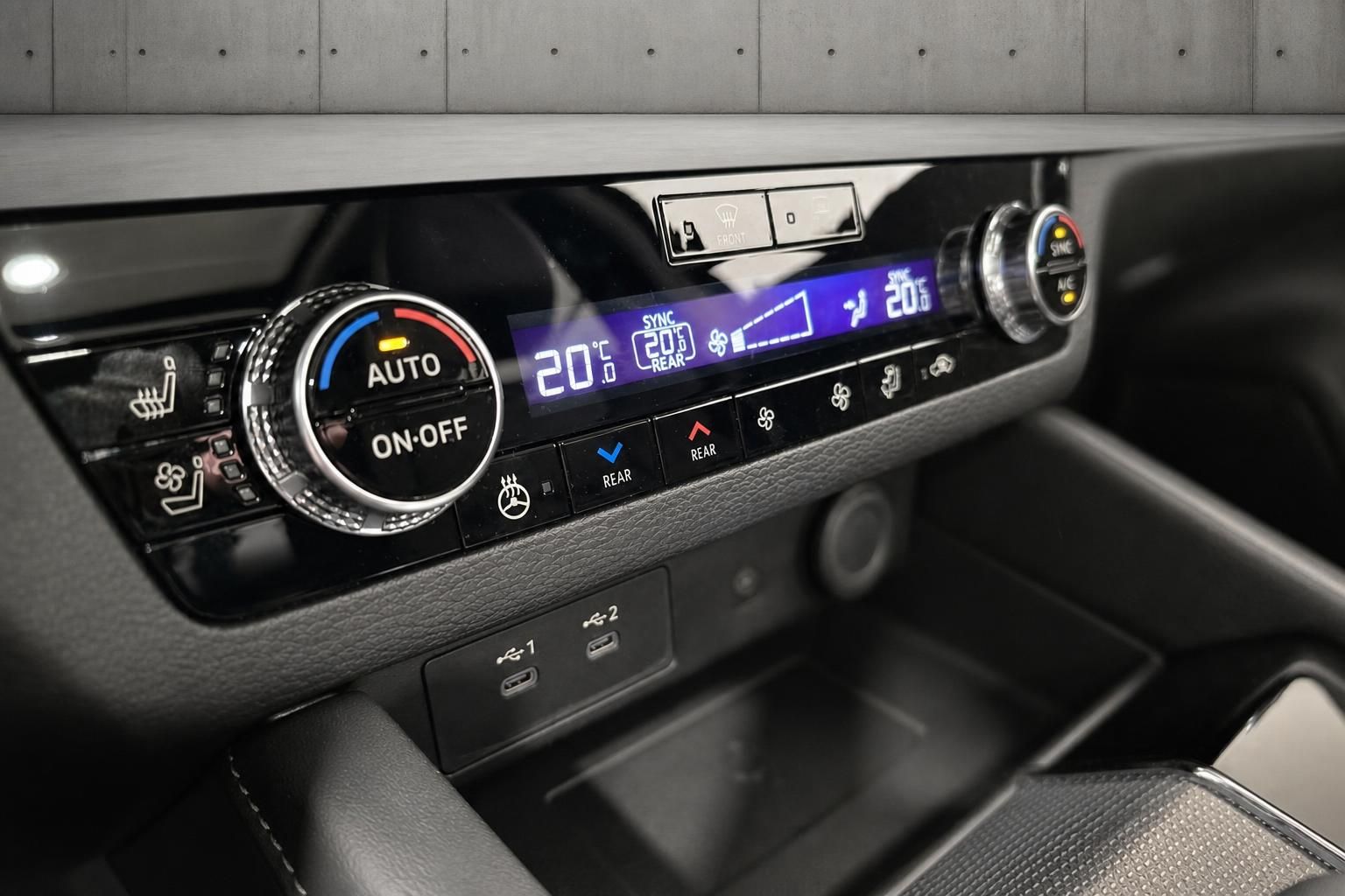 Klimaautomatik und USB-Anschlüsse in der Mittelkonsole des Fahrzeugs