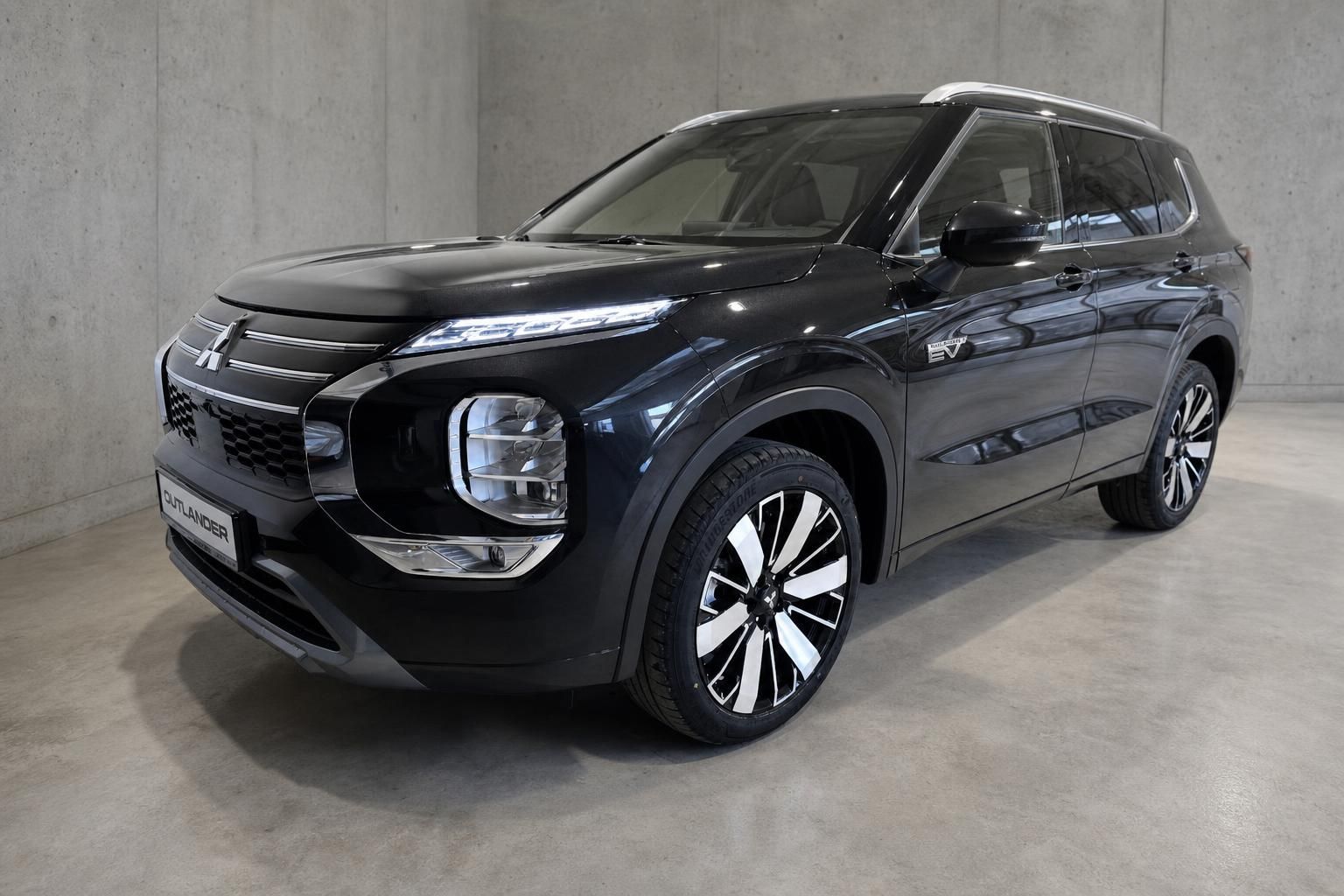 Mitsubishi Outlander PHEV schwarz Frontansicht Studio