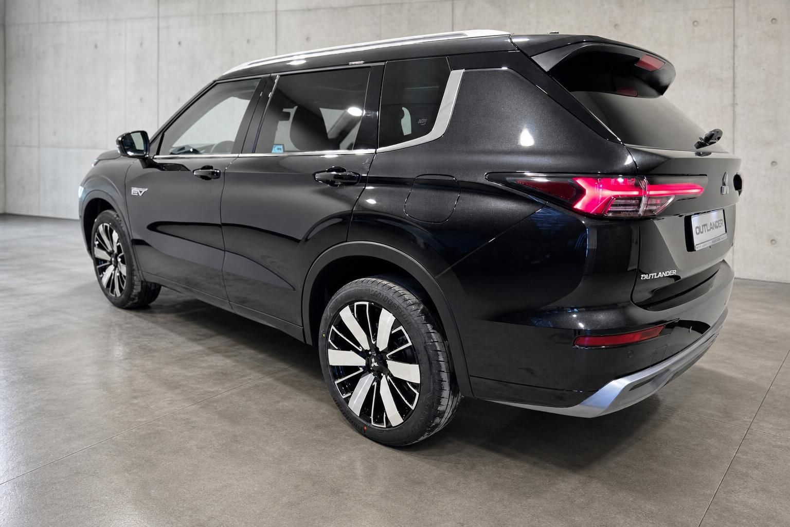 Mitsubishi Outlander PHEV schwarz Heck- und Seitenansicht