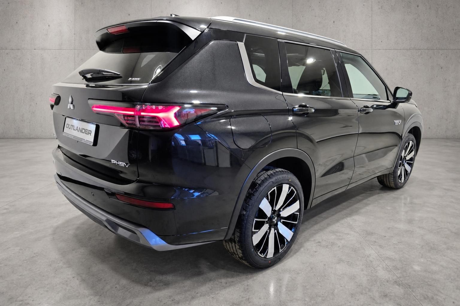 Mitsubishi Outlander PHEV schwarz Heckansicht seitlich