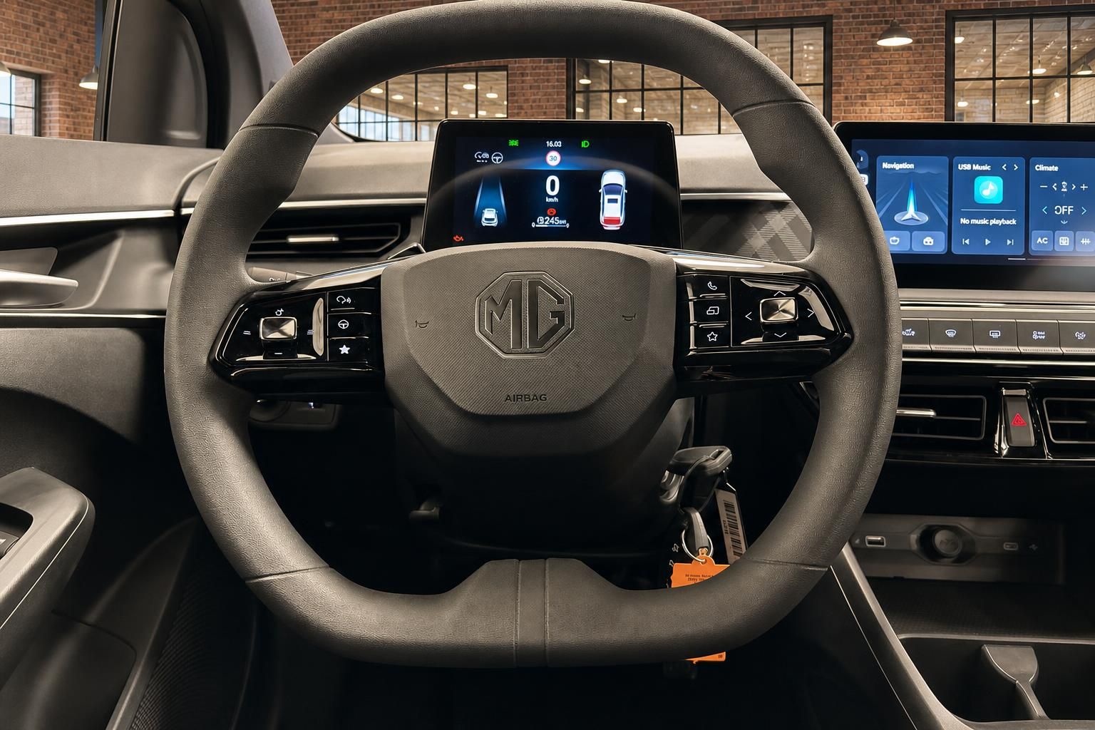 MG Lenkrad mit Bedienelementen und digitalem Kombiinstrument