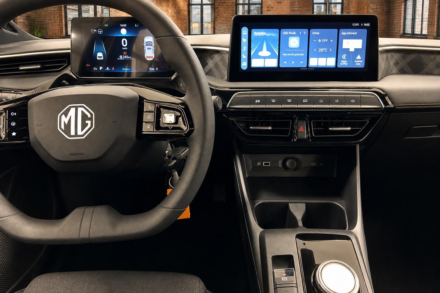 MG Cockpit mit Lenkrad und Doppelbildschirm Infotainment
