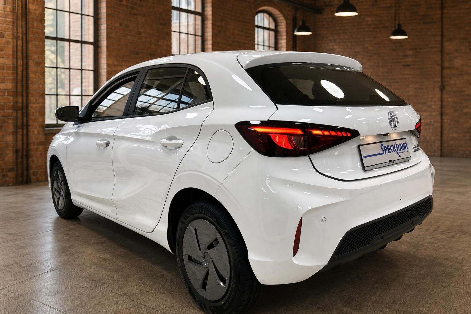 MG weiß, Heckansicht seitlich mit Rücklichtern, Speckhahn Autohaus