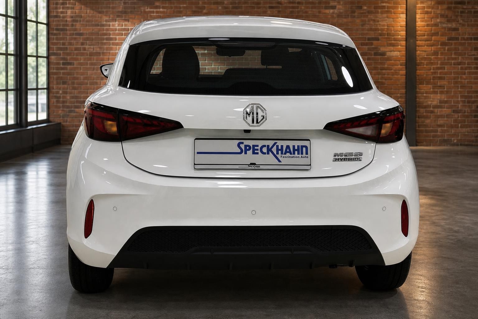 MG3 Hybrid weiß, direkte Heckansicht mit Kennzeichen Speckhahn