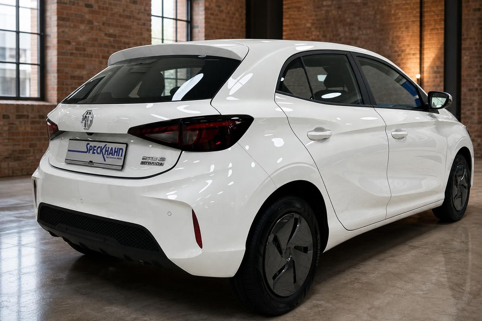 MG3 Hybrid+ weiß, Heckansicht schräg, Autohaus Speckhahn