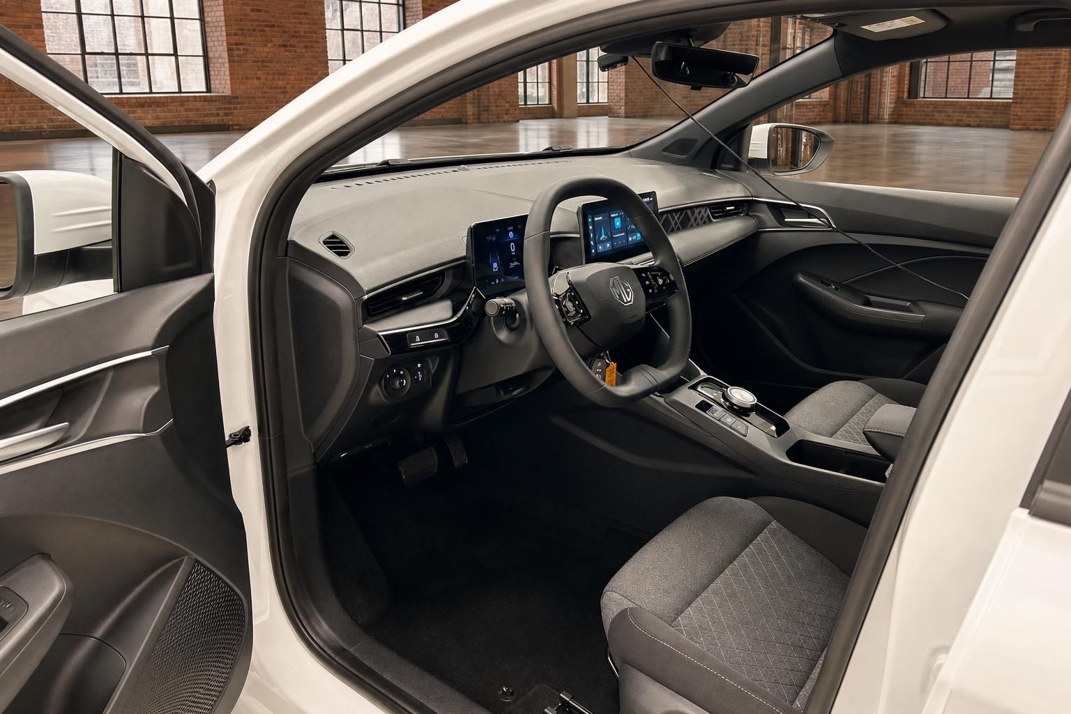 MG Innenraum mit Cockpit, Lenkrad und Sitzen im Detail