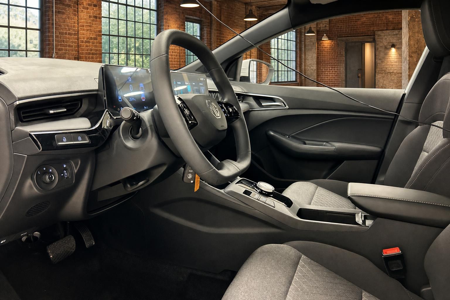MG Fahrzeug Cockpit mit Lenkrad und Mittelkonsole Ansicht