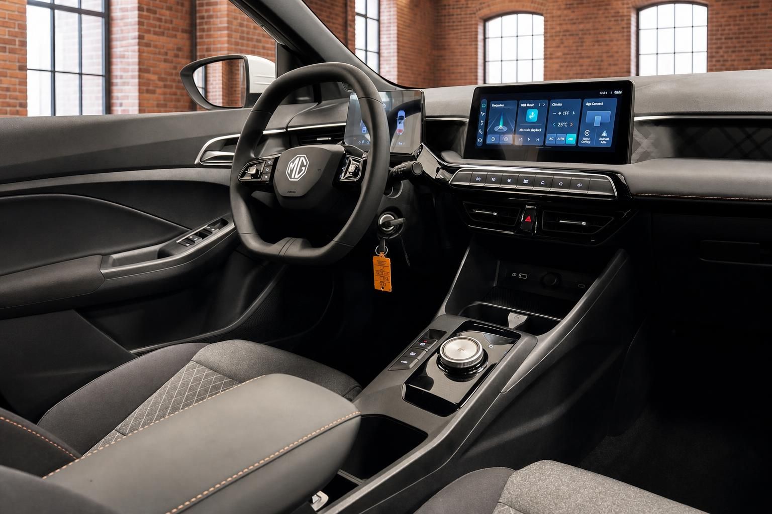 MG Innenraum Detailansicht Lenkrad und Touchscreen Display