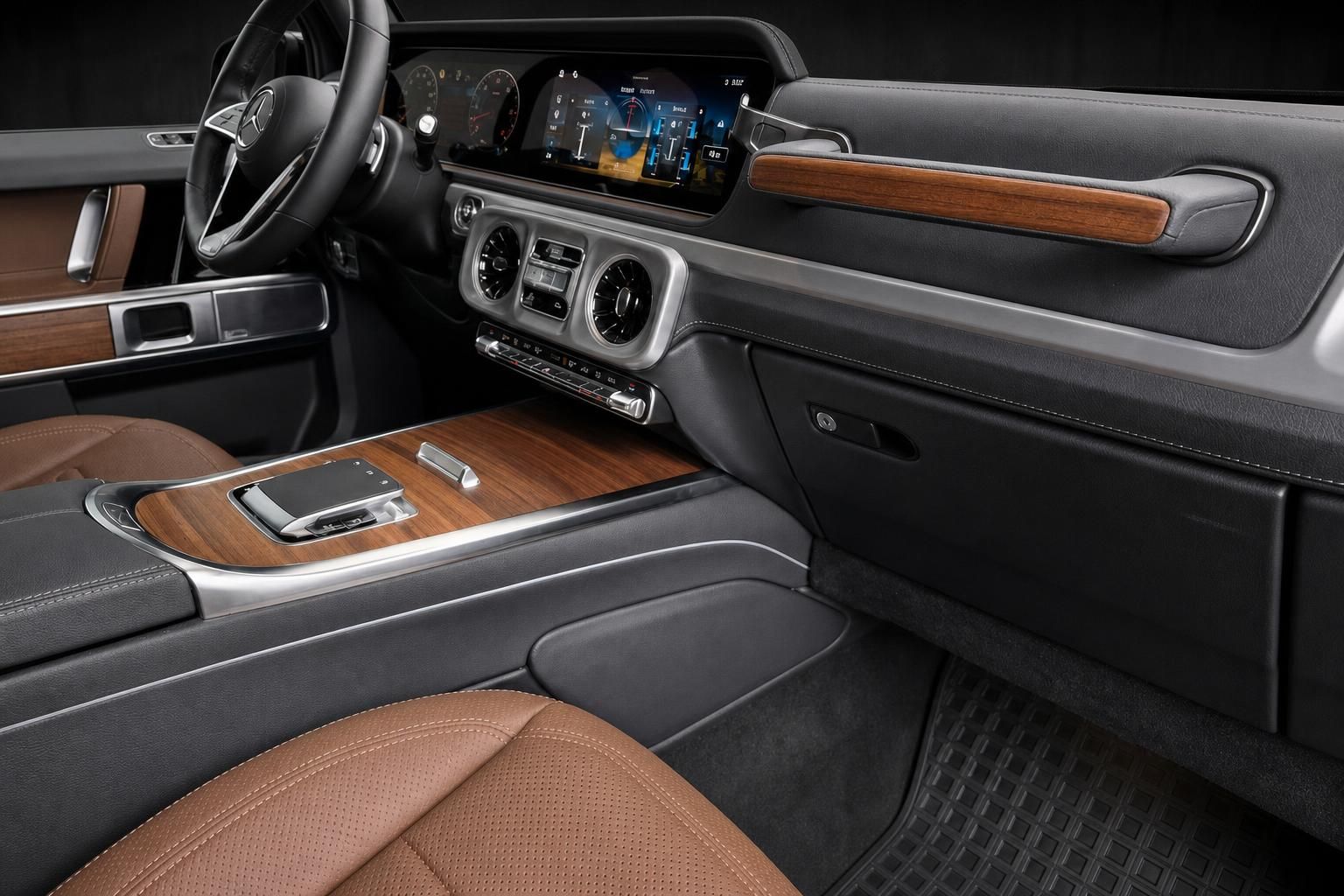Mercedes-Benz G-Klasse Cockpit mit Holzverzierung und Digitaldisplay