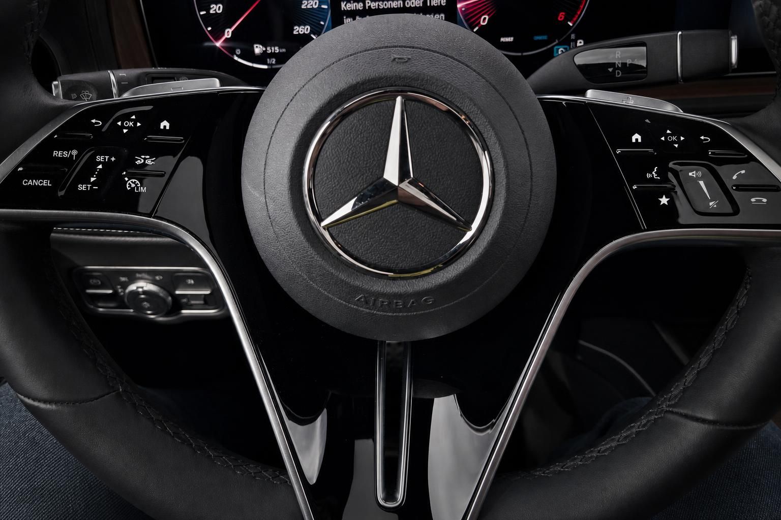 Mercedes-Benz Lenkrad mit Stern-Emblem und Bedienelementen im Detail