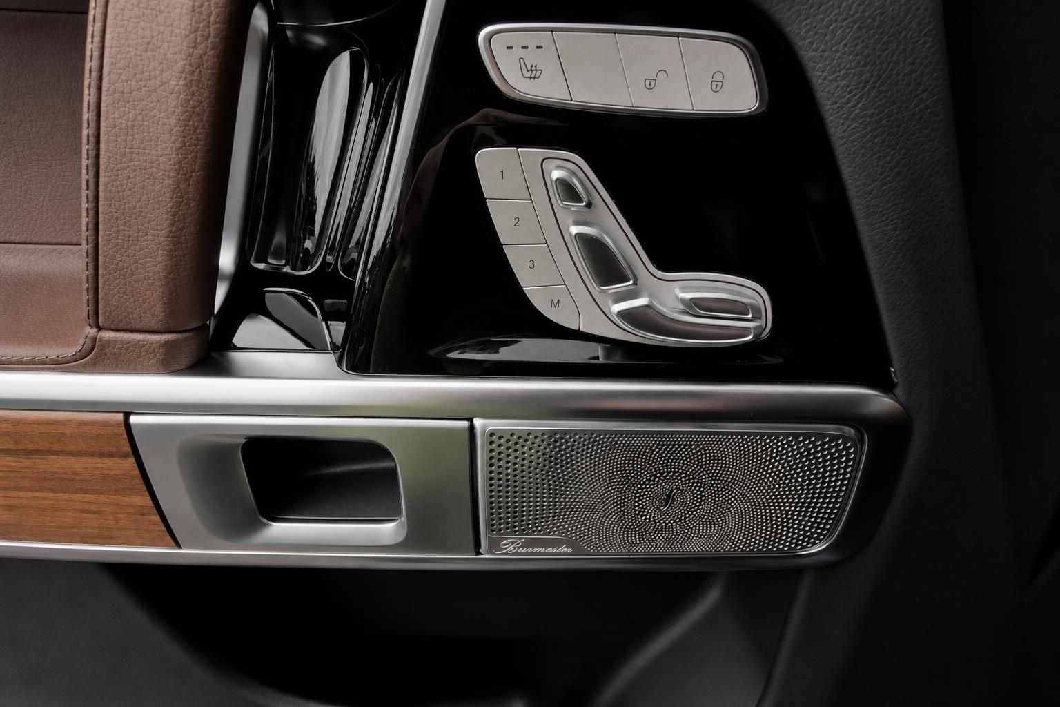 Sitzverstellung und Burmester Lautsprecher in der Mercedes G-Klasse Tür