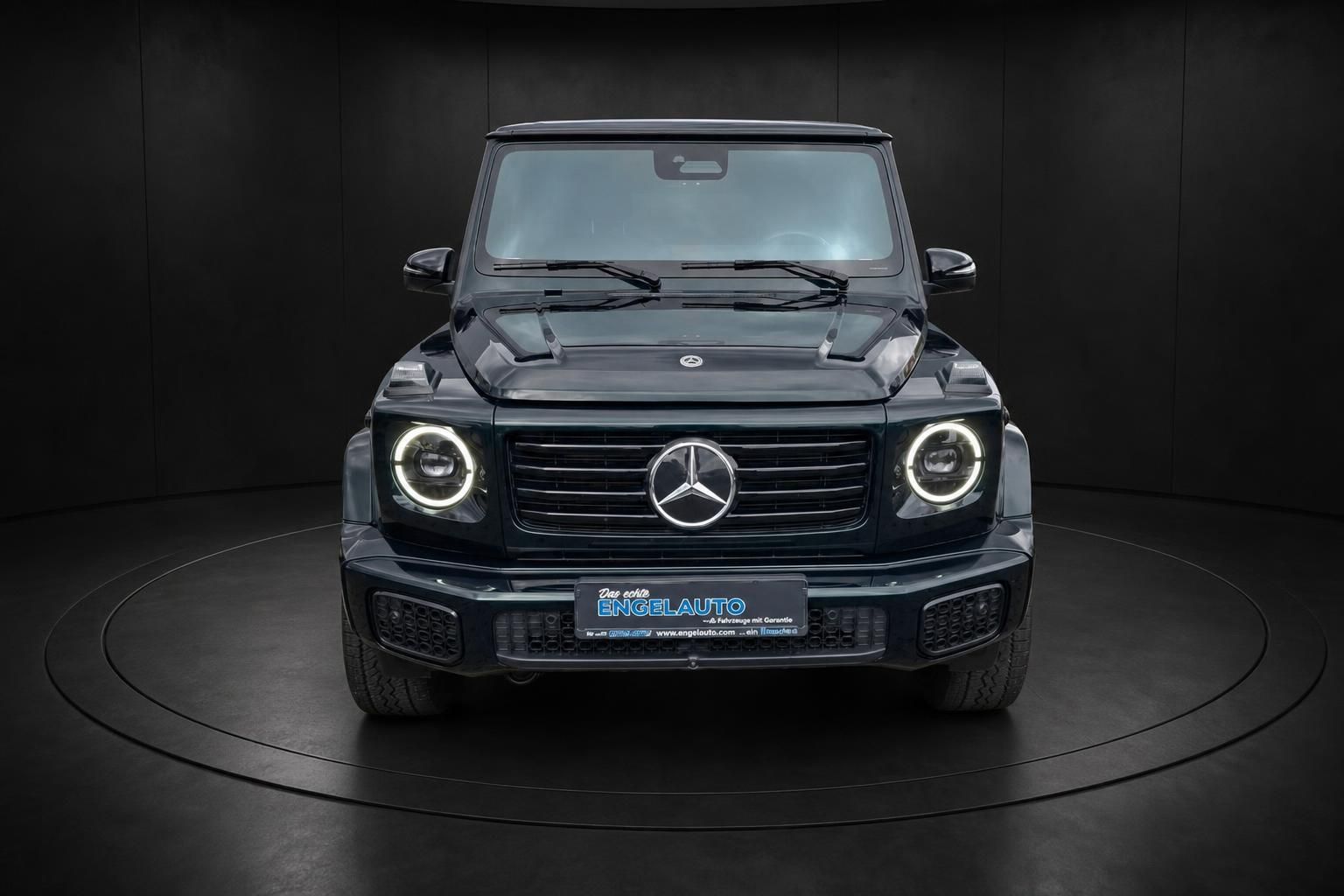 Mercedes-Benz G-Klasse dunkelgrün, Frontansicht im Studio