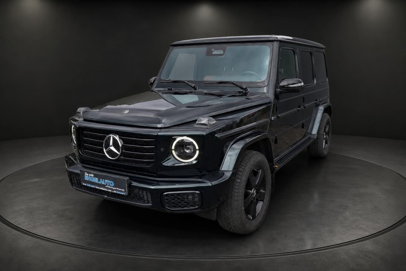 Mercedes-Benz G-Klasse schwarz, Frontansicht schräg im Studio