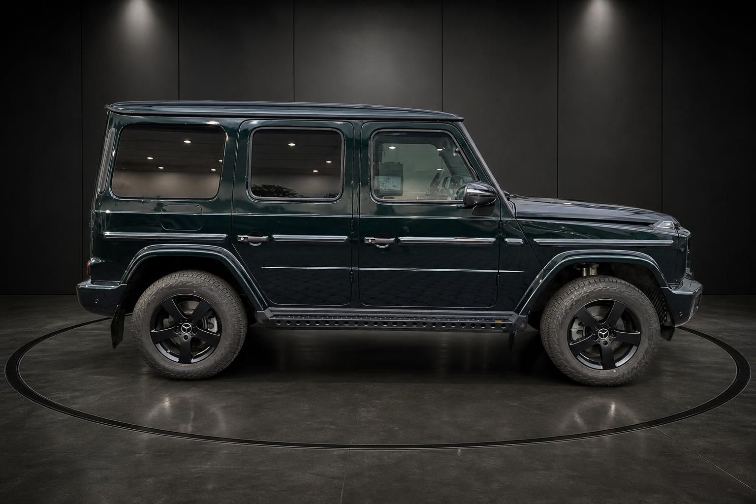 Mercedes-Benz G-Klasse dunkelgrün, Seitenansicht im Studio