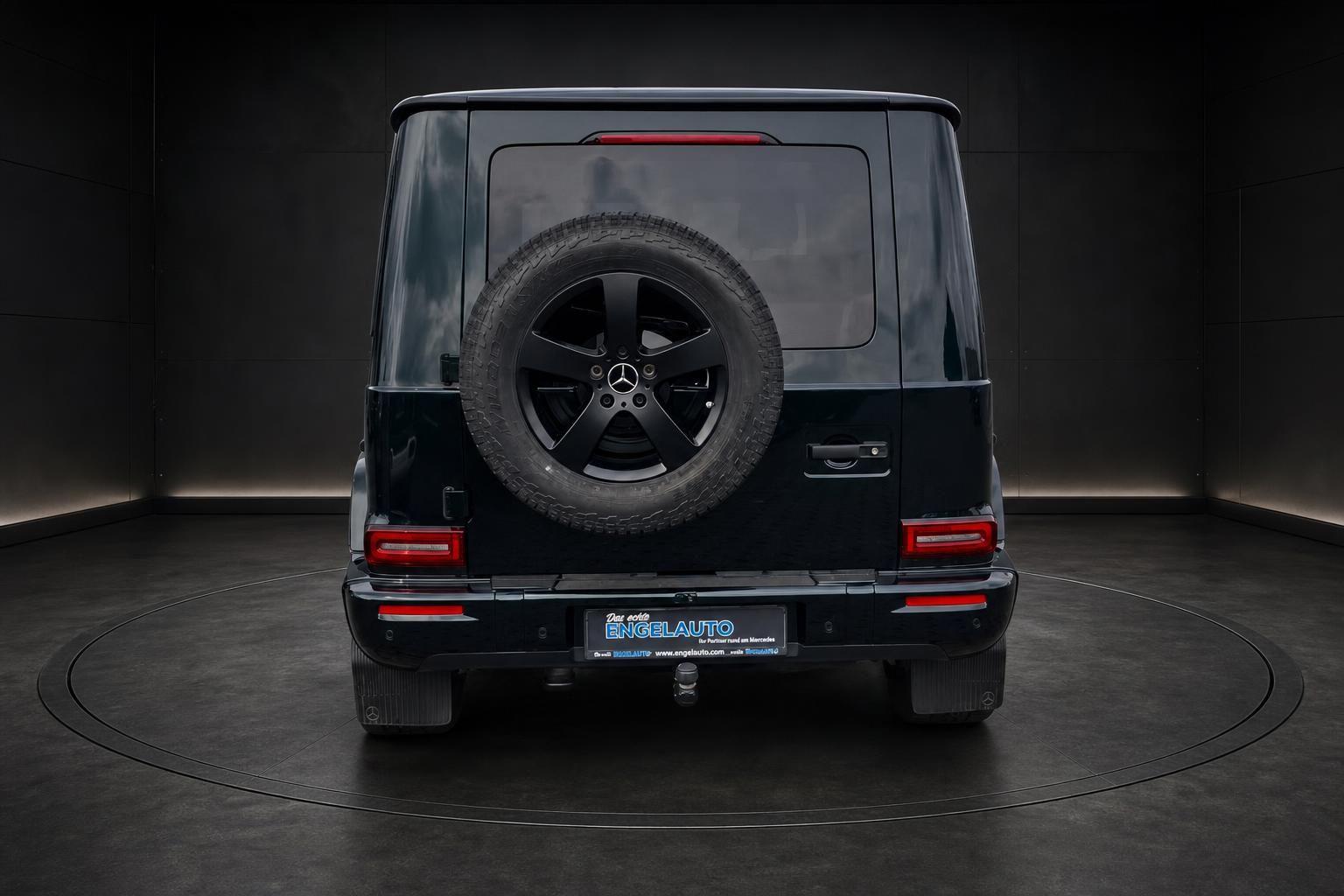 Mercedes-Benz G-Klasse dunkelgrün, Heckansicht mit Reserverad im Studio