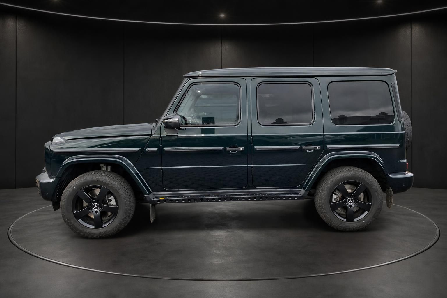 Mercedes-Benz G-Klasse dunkelgrün, Seitenansicht im Studio