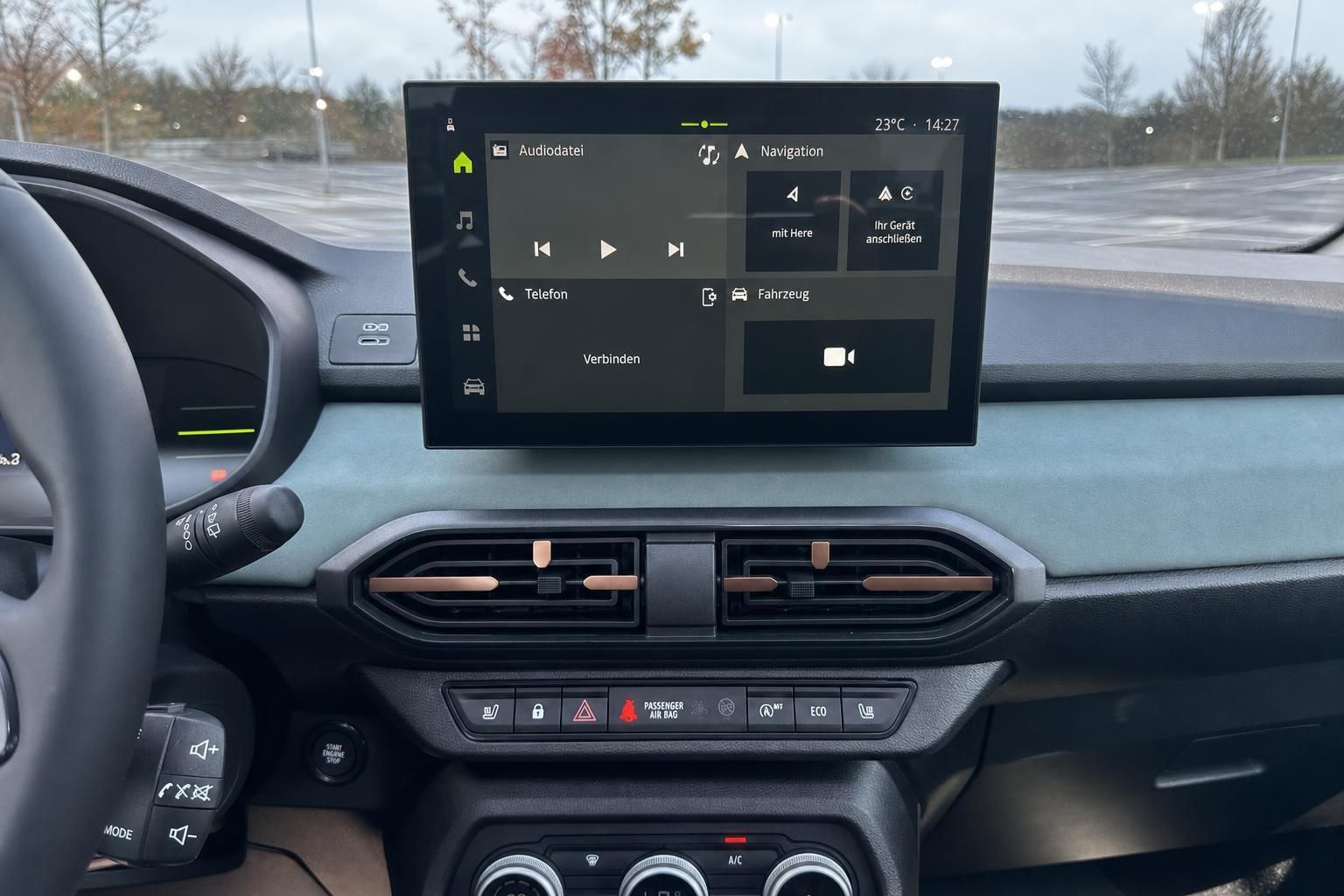 Infotainment-System mit Navigation und Fahrzeugfunktionen im Armaturenbrett