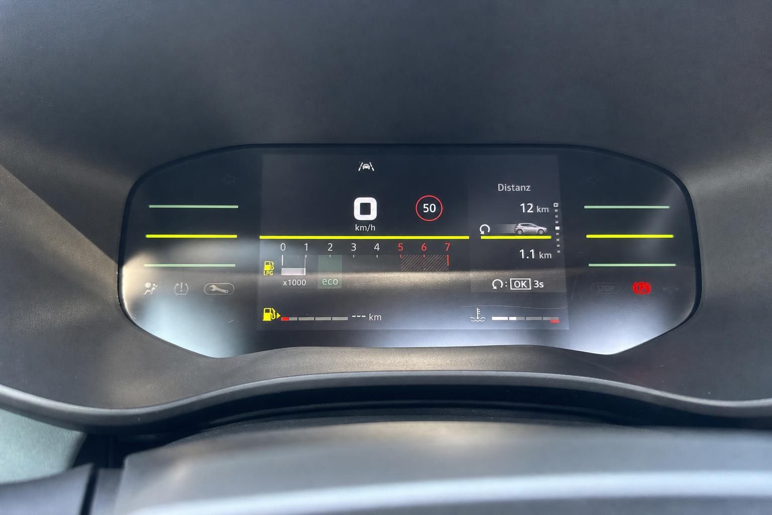 Digitales Kombiinstrument mit Tachometer und Navigationsinformationen