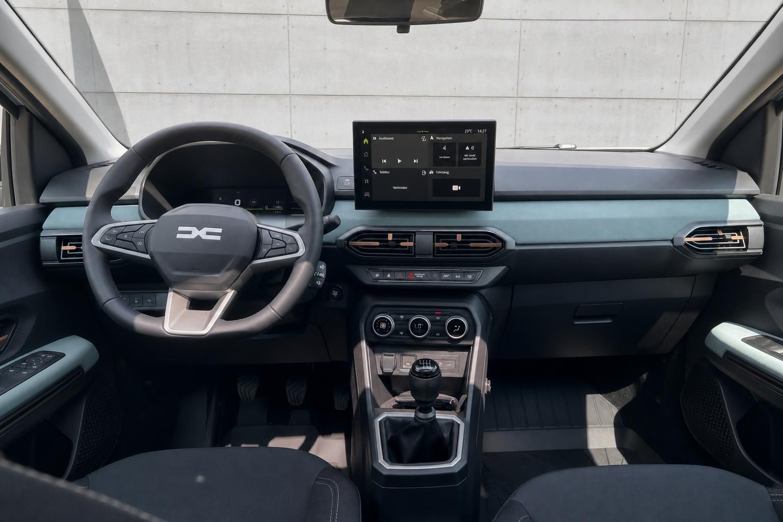 Dacia Cockpit mit DXE Lenkrad, digitalem Display und modernem Infotainment-System Innenansicht