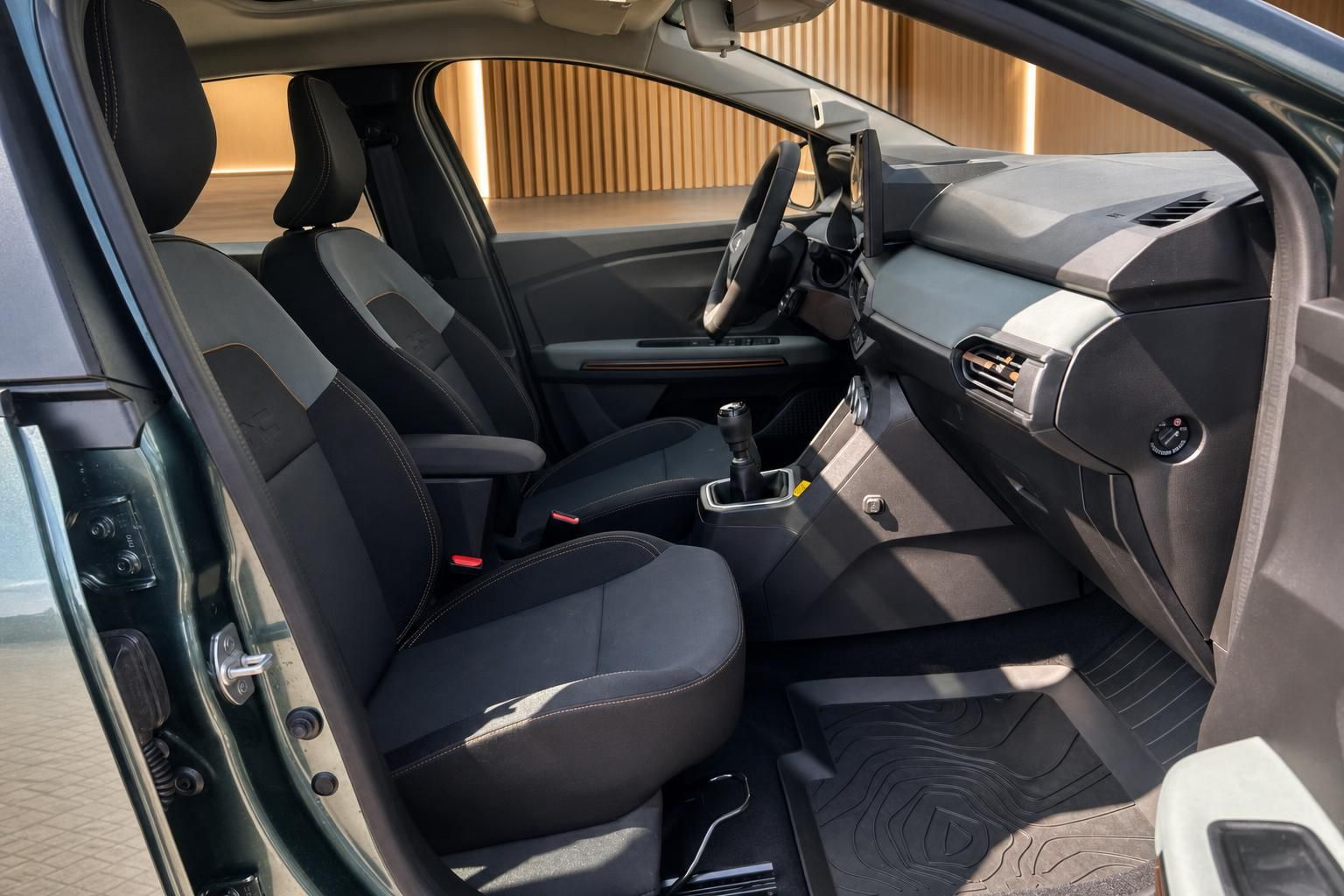 Fahrzeuginnenraum mit schwarzen Sitzen und modernem Design - Beifahrerseite