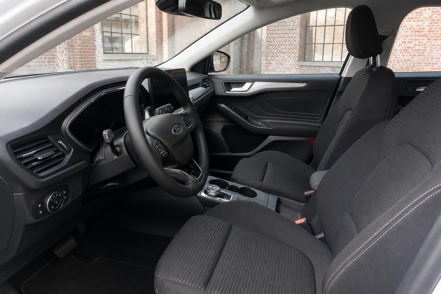 Ford Focus Innenraum mit Stoffsitzen und Cockpit im Detail