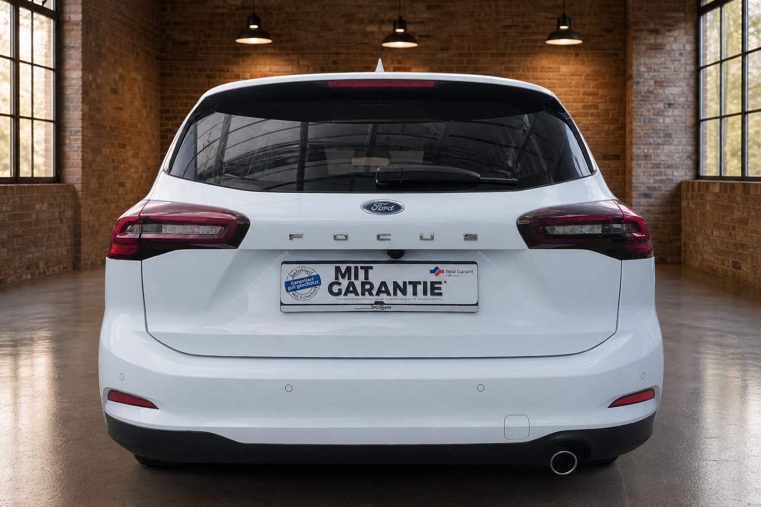 Ford Focus Turnier weiß, Heckansicht mit Kennzeichenhalter Garantie