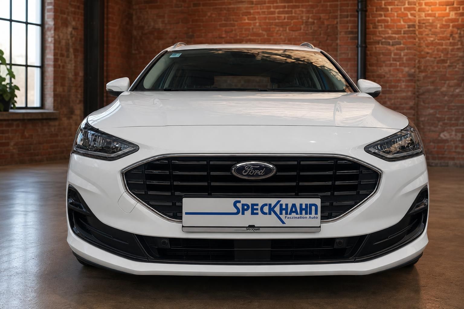 Ford Focus Turnier weiß Frontansicht mit Kühlergrill und Scheinwerfern