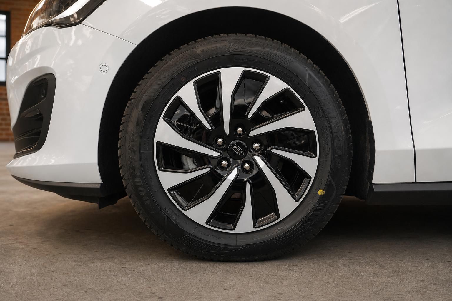 Ford Leichtmetallfelge mit Goodyear Reifen im Detail