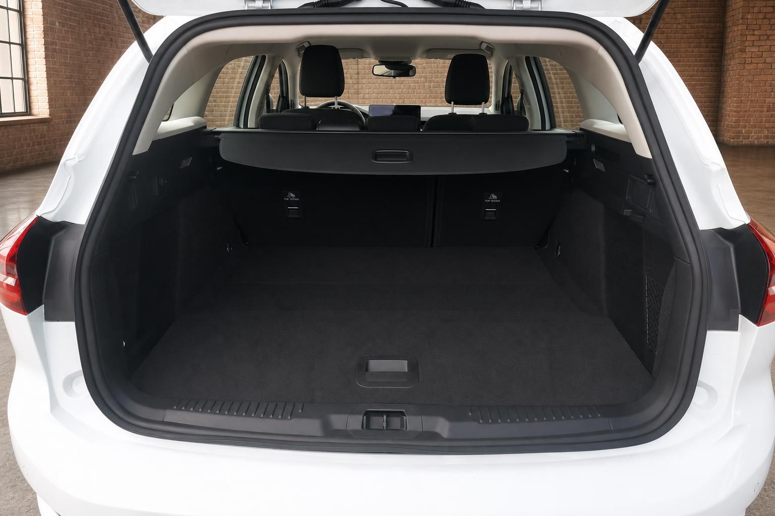 Ford Focus Turnier Kofferraum mit umgeklappter Rollo-Abdeckung