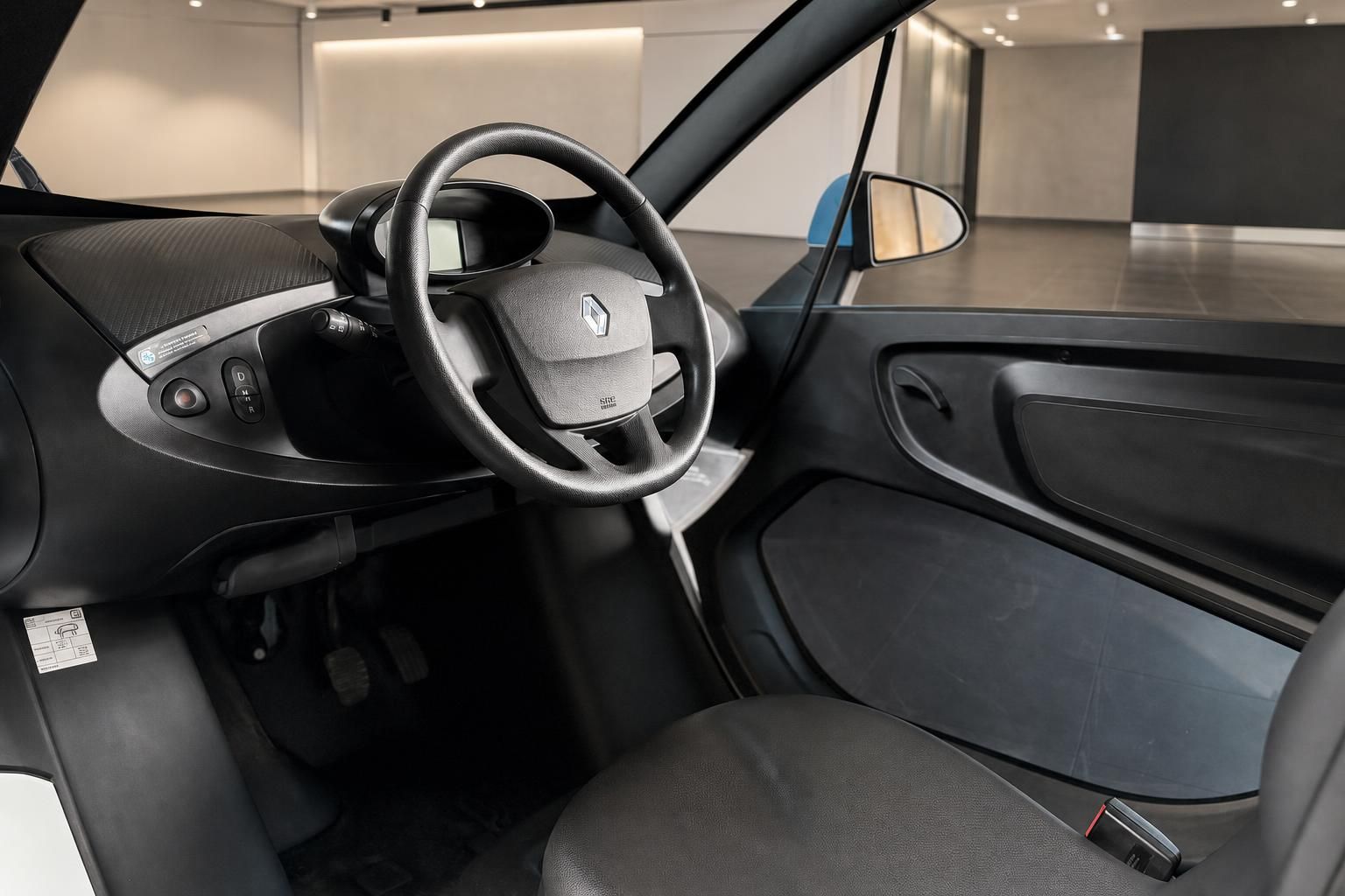 Renault Twizy Innenraum mit Lenkrad, Armaturenbrett und Tuerverkleidung