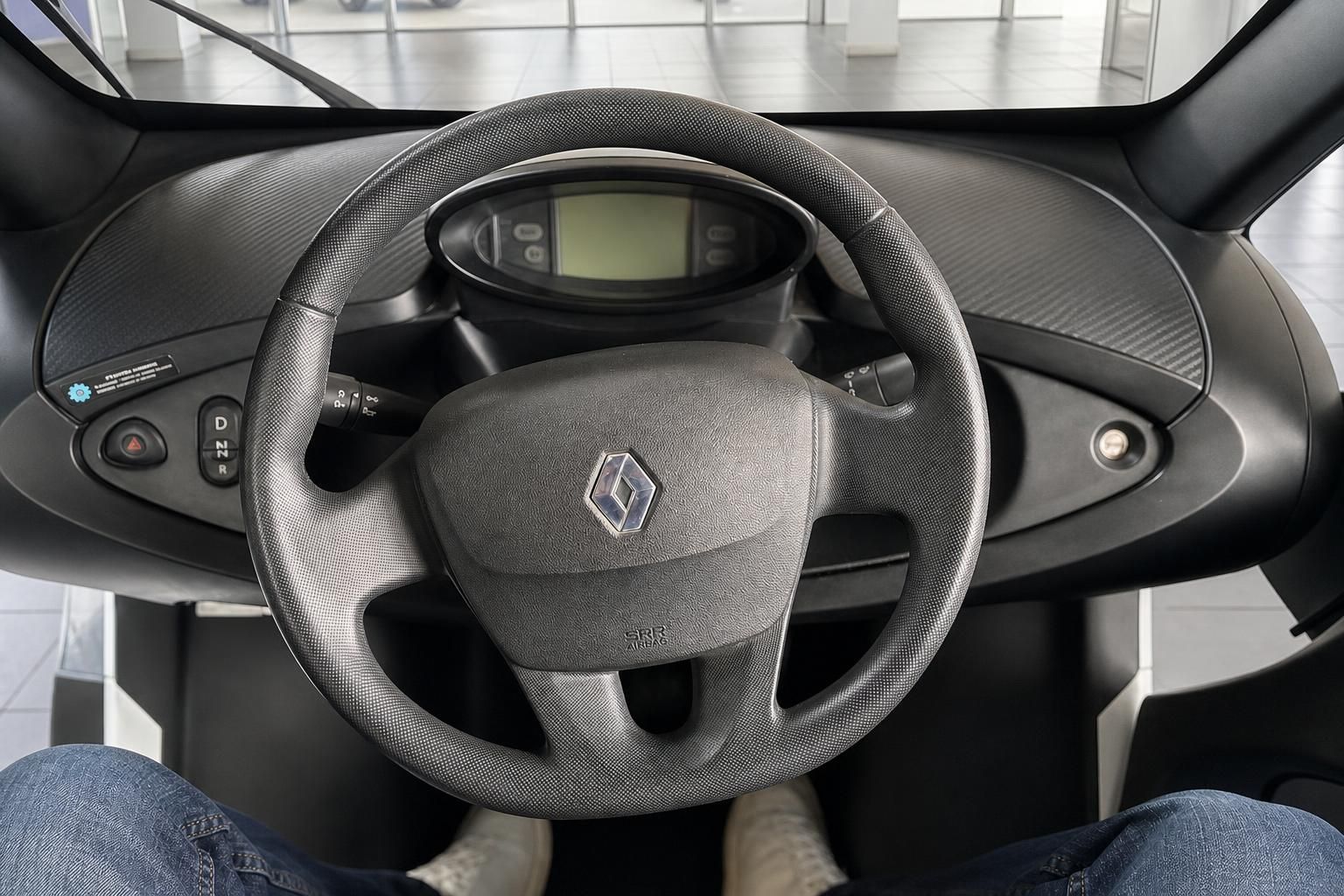 Renault Twizy Cockpit mit Lenkrad, Airbag und Bedienelementen im Detail