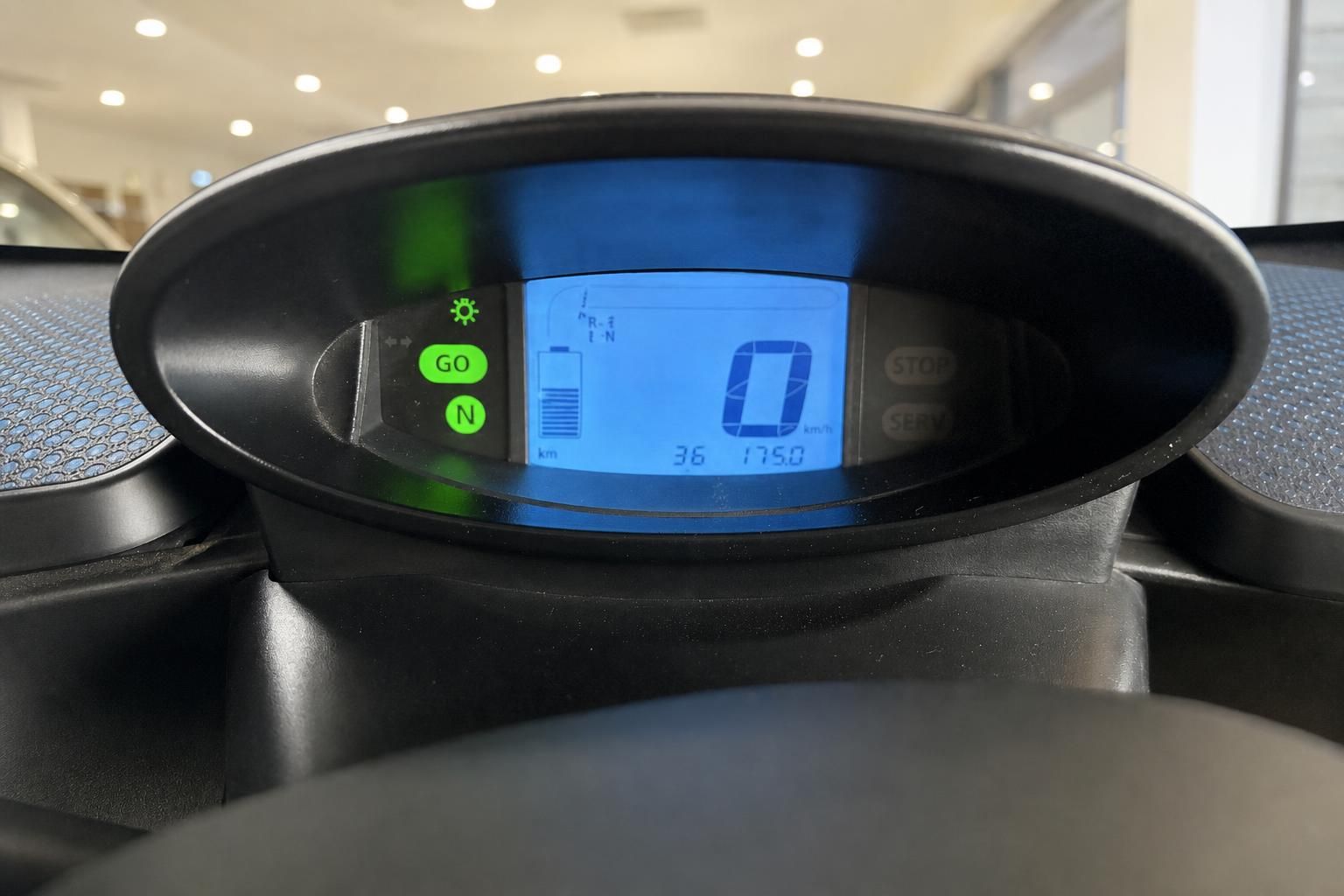 Tacho mit Kilometerstand 175,0 km und GO-Anzeige im Elektroauto Cockpit